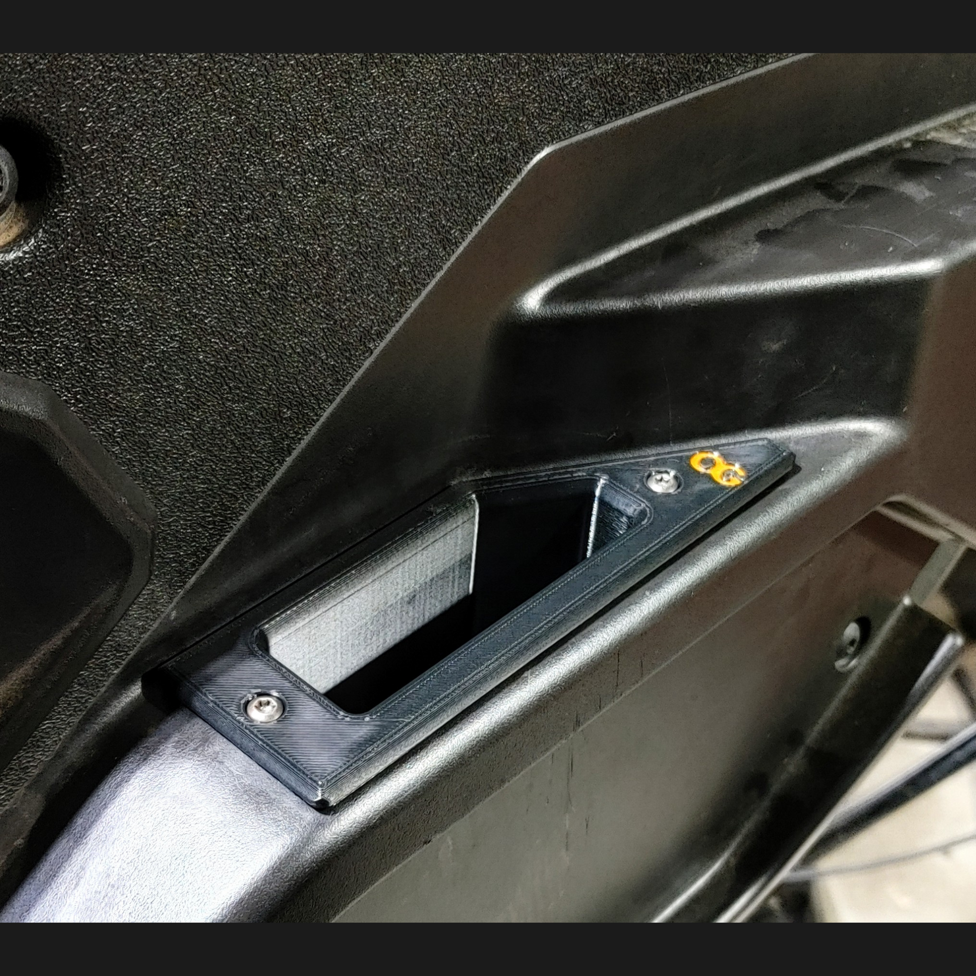 Passenger side OG recessed door pull handle installed on the polaris general door.